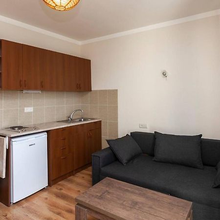 Wehost Cozy And Comfortable Studio กูเดาริ ภายนอก รูปภาพ