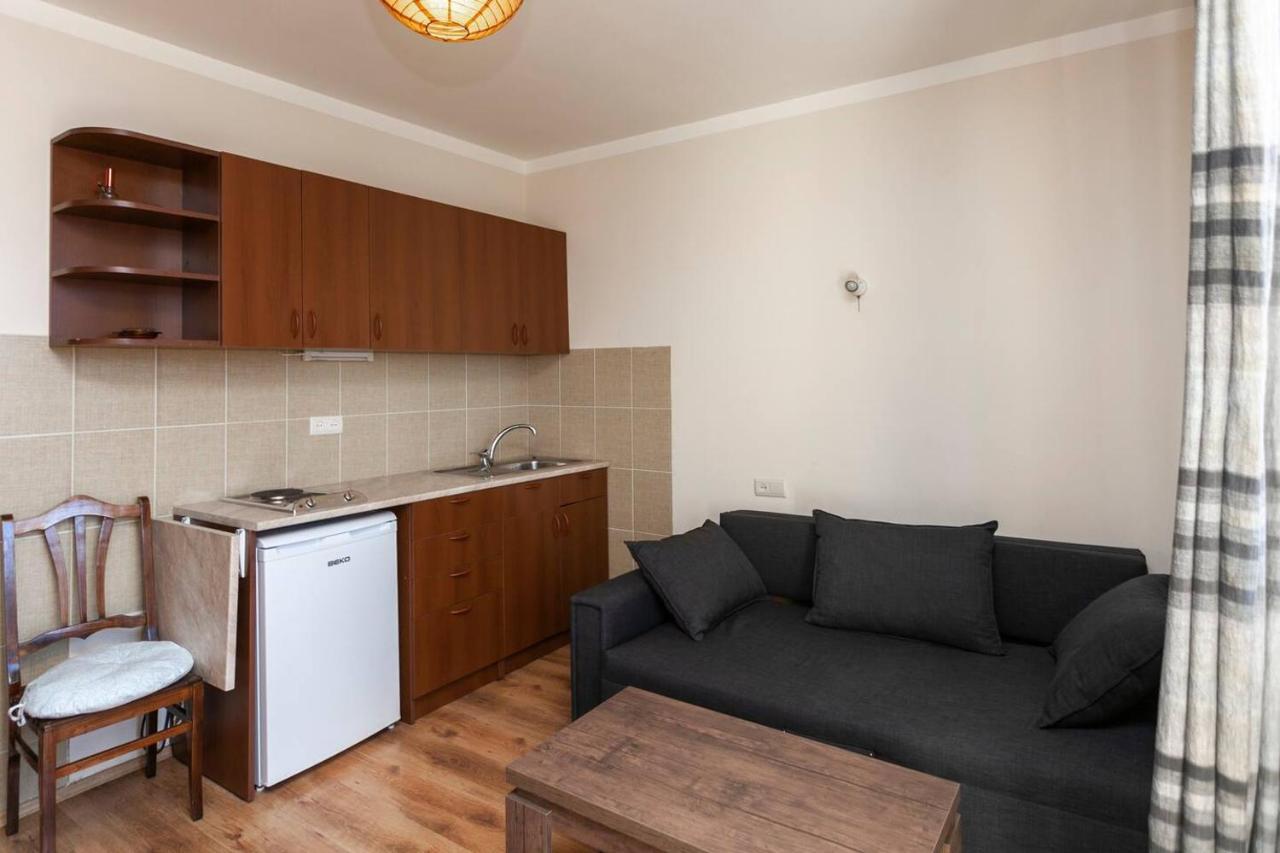 Wehost Cozy And Comfortable Studio กูเดาริ ภายนอก รูปภาพ